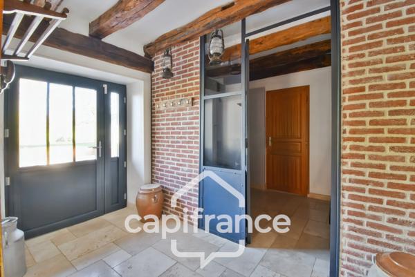 Charmante propriété située dans un cadre paisible proche de LONS LE SAUNIER (39000) – Authentique ferme comtoise rénovée, 150 m², piscine, 4 chambres, double garage