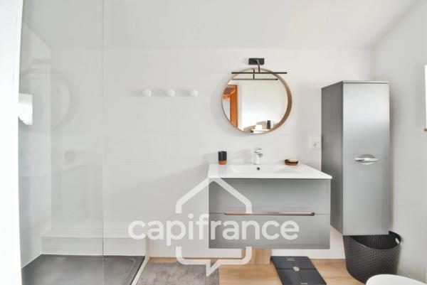 Charmante propriété située dans un cadre paisible proche de LONS LE SAUNIER (39000) – Authentique ferme comtoise rénovée, 150 m², piscine, 4 chambres, double garage