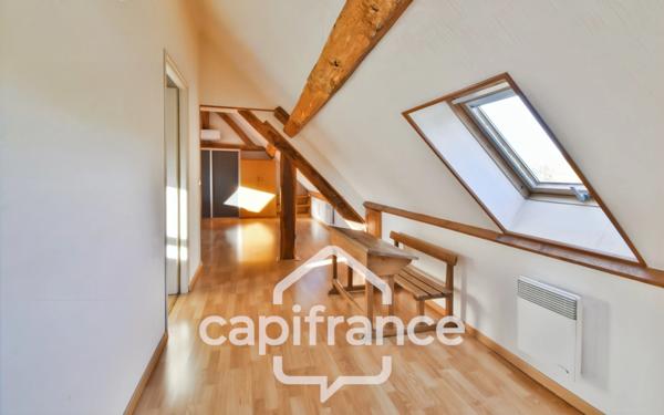 Charmante propriété située dans un cadre paisible proche de LONS LE SAUNIER (39000) – Authentique ferme comtoise rénovée, 150 m², piscine, 4 chambres, double garage