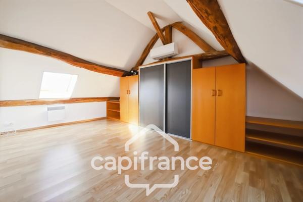 Charmante propriété située dans un cadre paisible proche de LONS LE SAUNIER (39000) – Authentique ferme comtoise rénovée, 150 m², piscine, 4 chambres, double garage