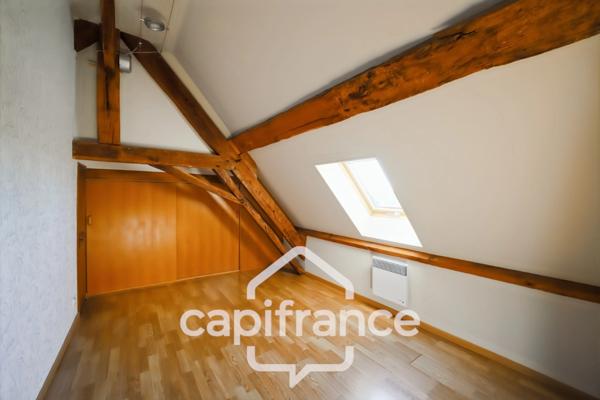 Charmante propriété située dans un cadre paisible proche de LONS LE SAUNIER (39000) – Authentique ferme comtoise rénovée, 150 m², piscine, 4 chambres, double garage