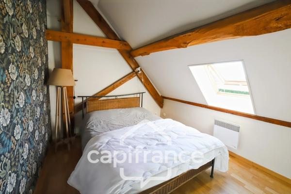 Charmante propriété située dans un cadre paisible proche de LONS LE SAUNIER (39000) – Authentique ferme comtoise rénovée, 150 m², piscine, 4 chambres, double garage
