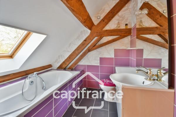 Charmante propriété située dans un cadre paisible proche de LONS LE SAUNIER (39000) – Authentique ferme comtoise rénovée, 150 m², piscine, 4 chambres, double garage