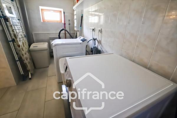Charmante propriété située dans un cadre paisible proche de LONS LE SAUNIER (39000) – Authentique ferme comtoise rénovée, 150 m², piscine, 4 chambres, double garage
