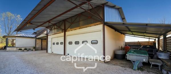 Charmante propriété située dans un cadre paisible proche de LONS LE SAUNIER (39000) – Authentique ferme comtoise rénovée, 150 m², piscine, 4 chambres, double garage