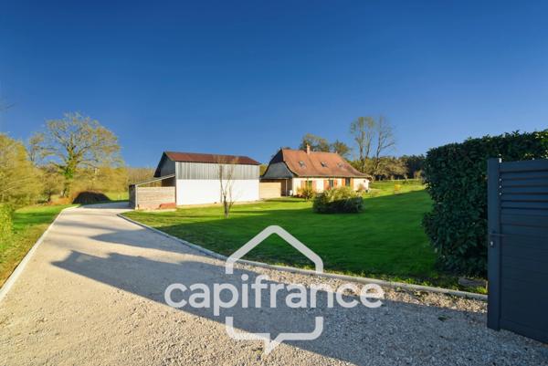 Charmante propriété située dans un cadre paisible proche de LONS LE SAUNIER (39000) – Authentique ferme comtoise rénovée, 150 m², piscine, 4 chambres, double garage