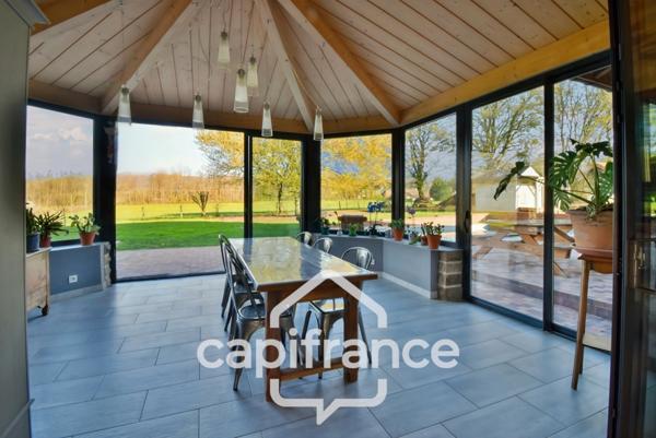 Charmante propriété située dans un cadre paisible proche de LONS LE SAUNIER (39000) – Authentique ferme comtoise rénovée, 150 m², piscine, 4 chambres, double garage