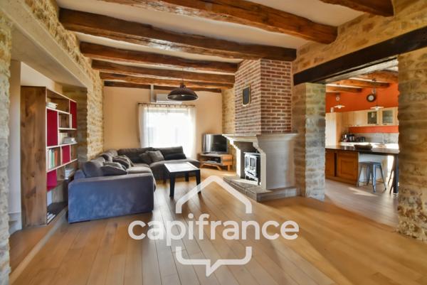 Charmante propriété située dans un cadre paisible proche de LONS LE SAUNIER (39000) – Authentique ferme comtoise rénovée, 150 m², piscine, 4 chambres, double garage