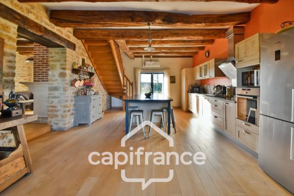 Charmante propriété située dans un cadre paisible proche de LONS LE SAUNIER (39000) – Authentique ferme comtoise rénovée, 150 m², piscine, 4 chambres, double garage