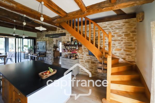 Charmante propriété située dans un cadre paisible proche de LONS LE SAUNIER (39000) – Authentique ferme comtoise rénovée, 150 m², piscine, 4 chambres, double garage