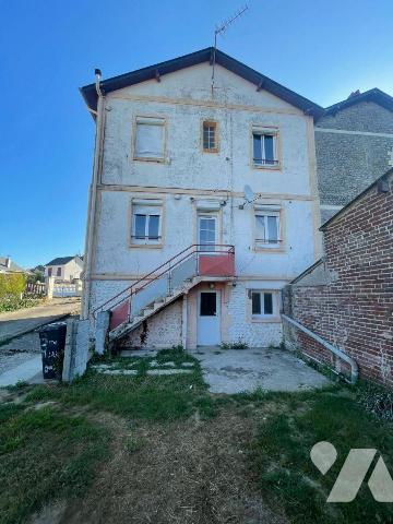 Maison comprenant :
- au rez-de-chaussée : un appartement divisé en entrée, salon et coin cuis...