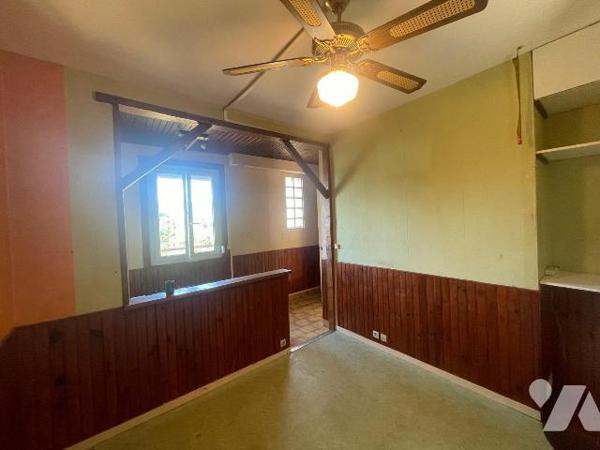 Maison comprenant :
- au rez-de-chaussée : un appartement divisé en entrée, salon et coin cuis...