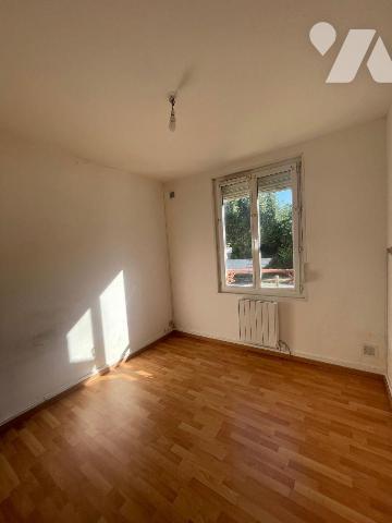 Maison comprenant :
- au rez-de-chaussée : un appartement divisé en entrée, salon et coin cuis...