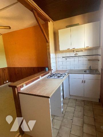 Maison comprenant :
- au rez-de-chaussée : un appartement divisé en entrée, salon et coin cuis...