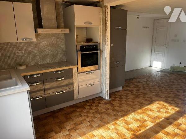 Maison comprenant :
- au rez-de-chaussée : un appartement divisé en entrée, salon et coin cuis...