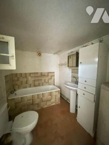 Maison comprenant :
- au rez-de-chaussée : un appartement divisé en entrée, salon et coin cuis...