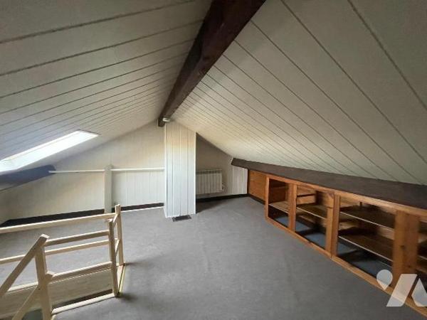 Maison comprenant :
- au rez-de-chaussée : un appartement divisé en entrée, salon et coin cuis...