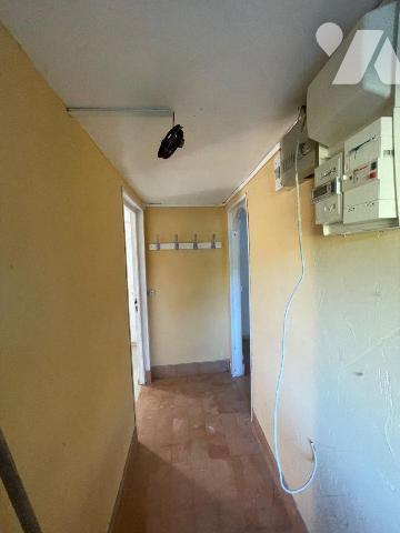 Maison comprenant :
- au rez-de-chaussée : un appartement divisé en entrée, salon et coin cuis...