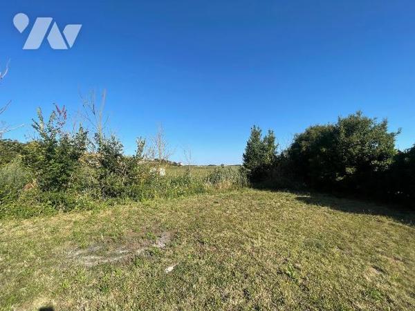 Maison comprenant :
- au rez-de-chaussée : un appartement divisé en entrée, salon et coin cuis...