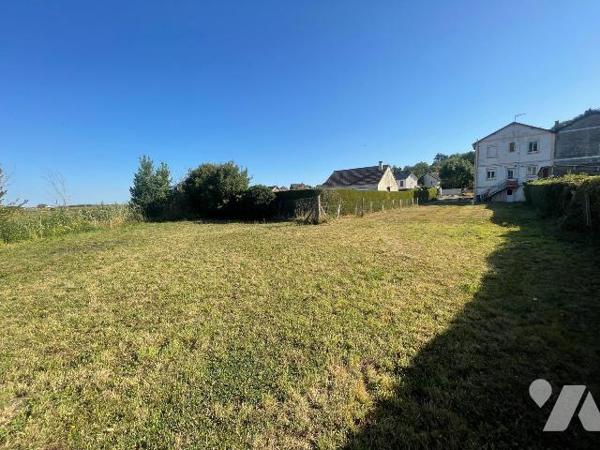 Maison comprenant :
- au rez-de-chaussée : un appartement divisé en entrée, salon et coin cuis...