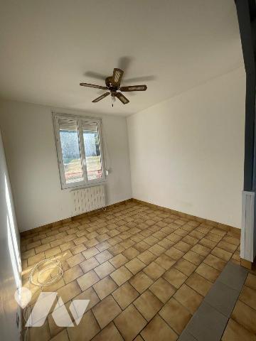 Maison comprenant :
- au rez-de-chaussée : un appartement divisé en entrée, salon et coin cuis...