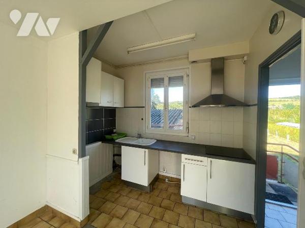 Maison comprenant :
- au rez-de-chaussée : un appartement divisé en entrée, salon et coin cuis...