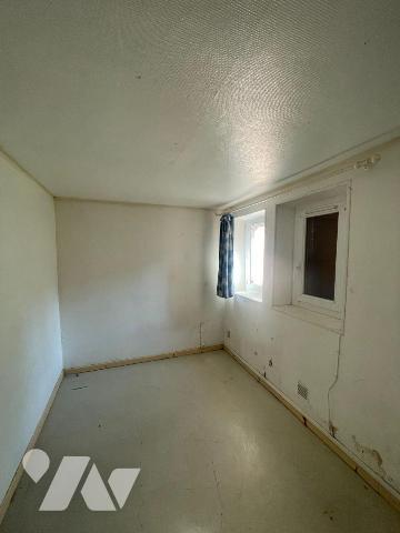 Maison comprenant :
- au rez-de-chaussée : un appartement divisé en entrée, salon et coin cuis...