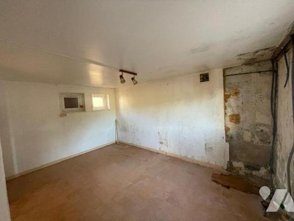 Maison comprenant :
- au rez-de-chaussée : un appartement divisé en entrée, salon et coin cuis...