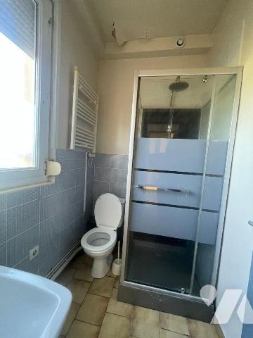 Maison comprenant :
- au rez-de-chaussée : un appartement divisé en entrée, salon et coin cuis...