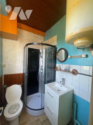 Maison comprenant :
- au rez-de-chaussée : un appartement divisé en entrée, salon et coin cuis...