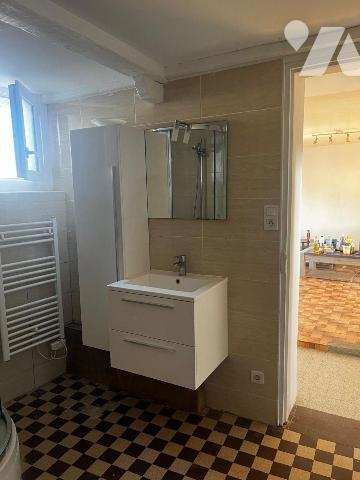 Maison comprenant :
- au rez-de-chaussée : un appartement divisé en entrée, salon et coin cuis...