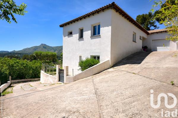 Maison 8 pièces de 261 m² à Roquevaire (13360)