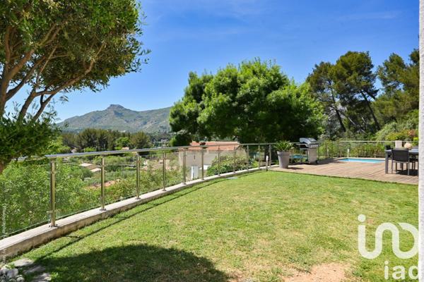 Maison 8 pièces de 261 m² à Roquevaire (13360)