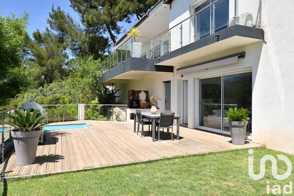 Maison 8 pièces de 261 m² à Roquevaire (13360)