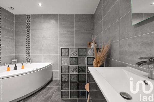 Maison 8 pièces de 261 m² à Roquevaire (13360)