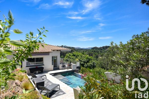 Maison 8 pièces de 261 m² à Roquevaire (13360)