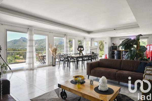 Maison 8 pièces de 261 m² à Roquevaire (13360)