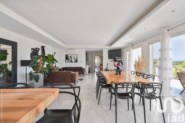 Maison 8 pièces de 261 m² à Roquevaire (13360)