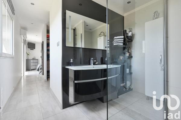 Maison 8 pièces de 261 m² à Roquevaire (13360)