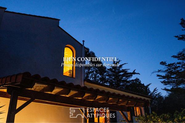 Belle villa à l’esprit hacienda méditerranéen, nichée dans son écrin de verdure à deux pas de la mer