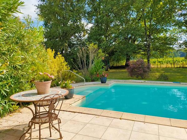 BELLE DEMEURE DE CHARME  - 236 M² - DOUBLE GARAGE - PISCINE - TERRAIN 4289 M²