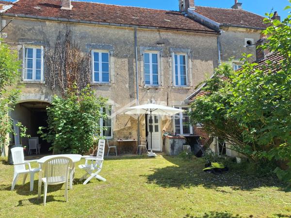 Maison familiale de caractère de 212 m² avec jardin, dépendance de 60 m² et combles aménageables de 100 m²– Entrains-sur-Nohain (Nièvre)
