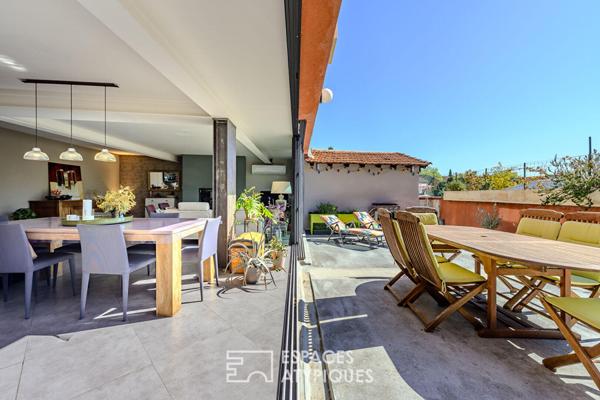 Triplex d’exception lumineux et paisible avec sa spacieuse terrasse