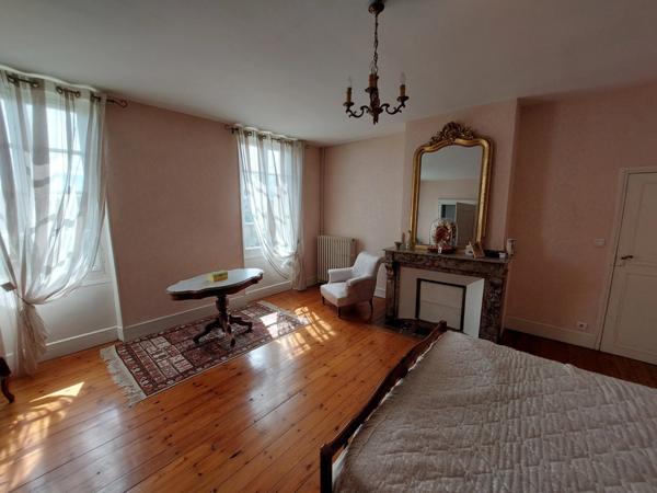 MAISON DE MAITRE AVEC PARC DE 5000M² DEPENDANCES ET DEUX PIGEONNIERS