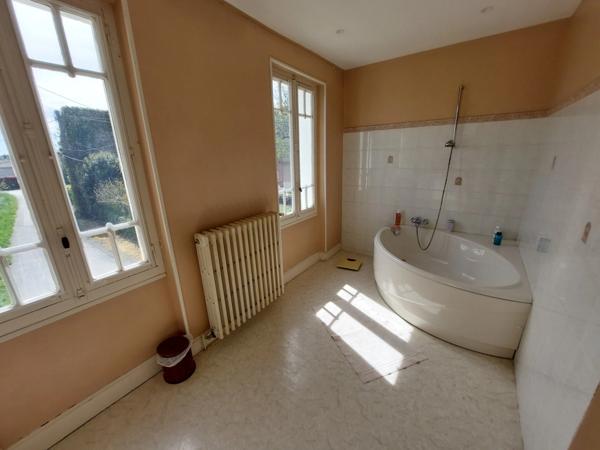 MAISON DE MAITRE AVEC PARC DE 5000M² DEPENDANCES ET DEUX PIGEONNIERS