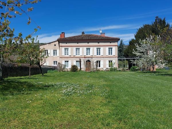 MAISON DE MAITRE AVEC PARC DE 5000M² DEPENDANCES ET DEUX PIGEONNIERS