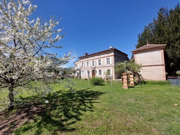 MAISON DE MAITRE AVEC PARC DE 5000M² DEPENDANCES ET DEUX PIGEONNIERS