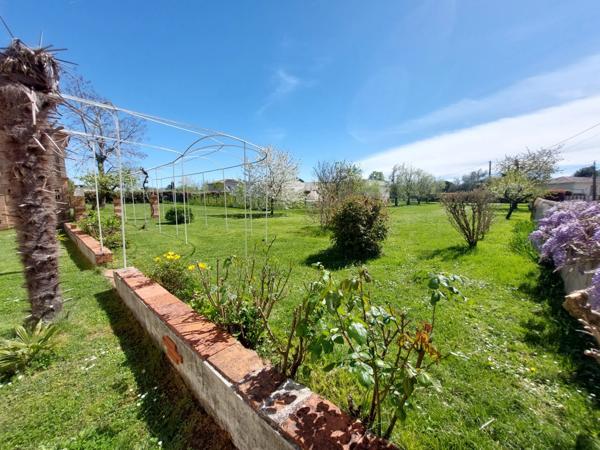 MAISON DE MAITRE AVEC PARC DE 5000M² DEPENDANCES ET DEUX PIGEONNIERS