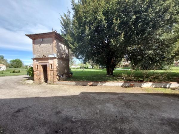 MAISON DE MAITRE AVEC PARC DE 5000M² DEPENDANCES ET DEUX PIGEONNIERS