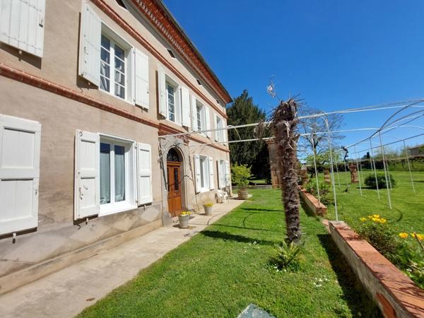 MAISON DE MAITRE AVEC PARC DE 5000M² DEPENDANCES ET DEUX PIGEONNIERS
